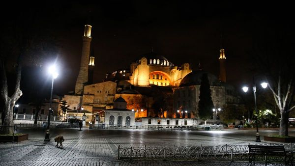 İçişleri Bakanlığının, yeni tip koronavirüs (Kovid-19) ile mücadele amacıyla valiliklere gönderdiği genelge kapsamında uygulanan sokağa kısıtlaması başladı - Sputnik Türkiye