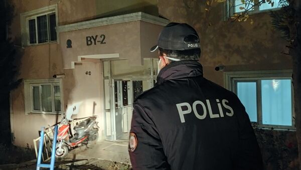 Edirne'de koronavirüs testi pozitif sonuçlanınca yerleştirildiği KYK yurdundan kaçan 60 yaşındaki şahıs polisi alarma geçti. Kısa sürede polis tarafından evinde yakalanan şahıs tekrar yurda götürülerek karantinaya alındı. - Sputnik Türkiye