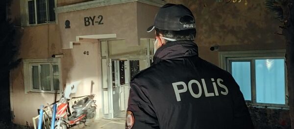 Edirne'de koronavirüs testi pozitif sonuçlanınca yerleştirildiği KYK yurdundan kaçan 60 yaşındaki şahıs polisi alarma geçti. Kısa sürede polis tarafından evinde yakalanan şahıs tekrar yurda götürülerek karantinaya alındı. Edirne'de koronavirüs testi pozitif sonuçlanınca yerleştirildiği KYK yurdundan kaçan 60 yaşındaki şahıs polisi alarma geçti. Kısa sürede polis tarafından evinde yakalanan şahıs tekrar yurda götürülerek karantinaya alındı. - Sputnik Türkiye