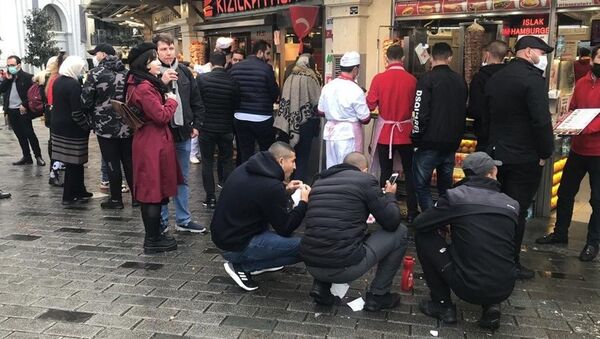 Yeni koronavirüs kısıtlamaları kapsamında restoranlar içeri müşteri alamıyor. Önlemlerle birlikte Taksim Meydanı'nda bazı kişilerin de dükkan önünde yere çökerek yemek yedikleri görüldü. - Sputnik Türkiye