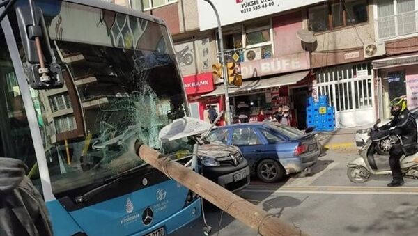 Halk otobüsü-elektrik direği - Sputnik Türkiye