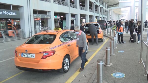 Taksisinde unutulan 300 bin euroyu sahibine teslim etti - Sputnik Türkiye