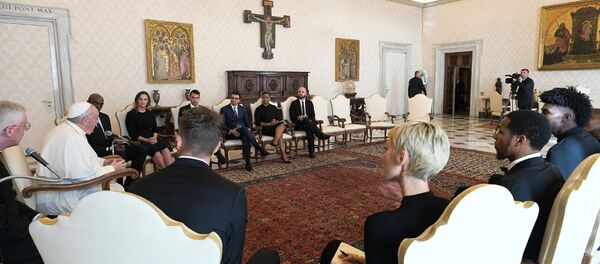 Papa Francis Vatikan'da NBA heyetini ağırlarken  - Sputnik Türkiye