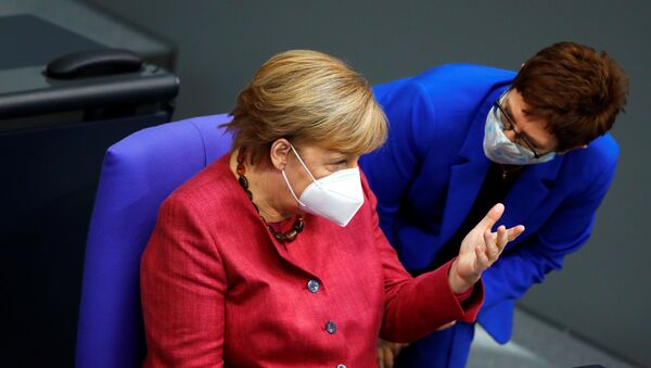 Almanya parlamentosunda Başbakan Angela Merkel, Savunma Bakanı Annegret Kramp-Karrenbauer ile konuşurken - Sputnik Türkiye