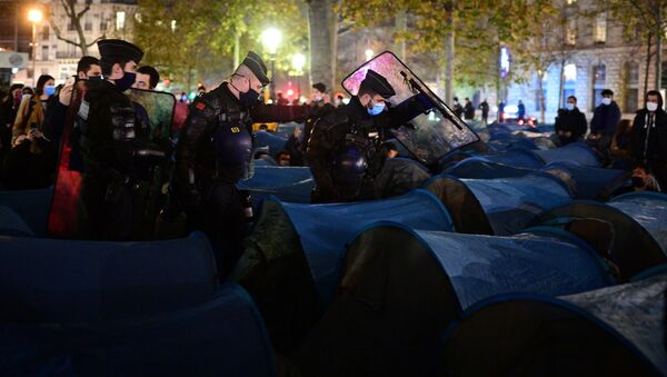 Paris'in Cumhuriyet Meydanı'nda gönüllülerin kurduğu 500 mavi çadırı Afganların derhal doldurmasının ardından, Fransız polis ve jandarması içinde insanlar varken çadırları yıktı. - Sputnik Türkiye