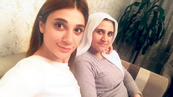 Pınar Gültekin ile annesi Şefika Gültekin - Sputnik Türkiye