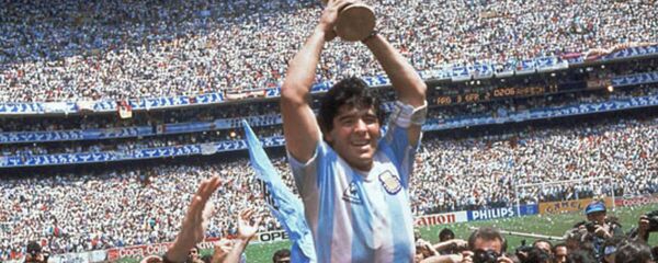 Diego Maradona, oyun tarzıyla futbolseverlerin sevgilisi haline gelmişti. - Sputnik Türkiye