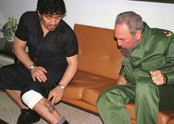Maradona Küba lideri Fidel Castro ile görüşürken, 2001  - Sputnik Türkiye