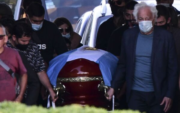 Maradona, Arjantin'in Buenos Aires eyaletinde Bella Vista Mezarlığı'nda, ailesinin isteği üzerine sadece aile bireyleri ve yakın çevresinin katıldığı törenle son yolculuğuna uğurlandı. - Sputnik Türkiye