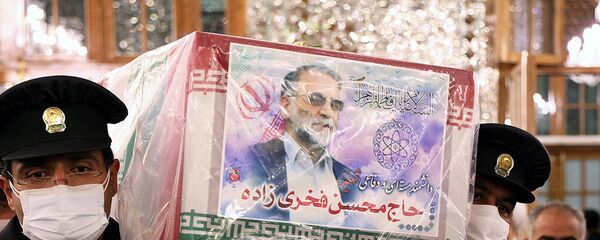 Batı'da 'İran nükleer programının babası' diye nitelenen ve İsrail'e mal edilen suikasta kurban giden İran Savunma Bakanlığı Araştırma ve İnovasyon Kurumu Başkanı Muhsin Fahrizade'nin tabutu İmam Rıza Türbesi'nde taşınırken...  - Sputnik Türkiye