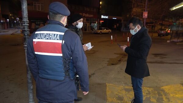 'Kimse yok' diye sokakta sigara içerken ceza yedi - Sputnik Türkiye