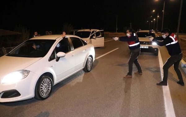 Jandarma ve KOM ekipleri Tavas ilçesi Sarıabat Mahallesi sınırları içerisinde yol üzerinde kontrol noktasında otomobili durdurdu. - Sputnik Türkiye