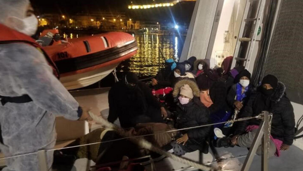 İzmir'de Türk kara sularına geri itilen 69 sığınmacı kurtarıldı - Sputnik Türkiye