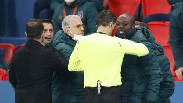 Başakşehir, PSG'ye konuk olduğu maçta yardımcı antrenör Webo'ya ırkçılık yapıldığı gerekçesiyle sahadan çekildi - Sputnik Türkiye