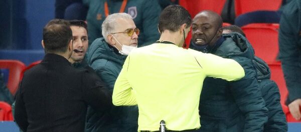 Başakşehir, PSG'ye konuk olduğu maçta yardımcı antrenör Webo'ya ırkçılık yapıldığı gerekçesiyle sahadan çekildi - Sputnik Türkiye
