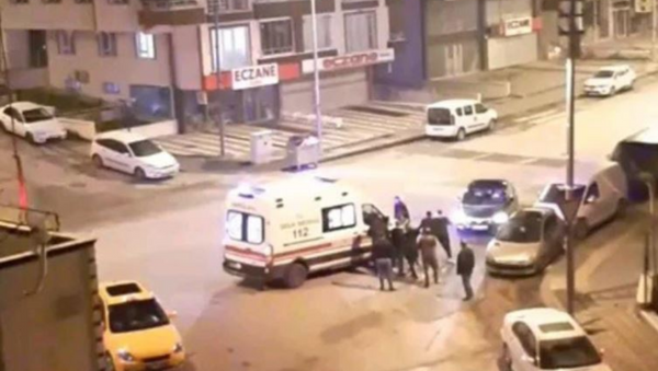 Ankara'da ambulansa alınmayan hasta yakınları sağlık personeline saldırdı - Sputnik Türkiye