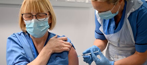 Britanya tarihinin en büyük aşılama programı kapsamında, İskoçya'nın Glasgow kentindeki Louisa Jordan Hastanesi'nde Kovid-19'a karşı   BioNTech-Pfizer aşısı yapılırken... - Sputnik Türkiye