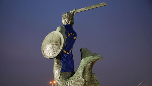 Polonya başkentindeki Varşova'nın Denizkızı heykeli AB bayrağına sarılmış halde  - Sputnik Türkiye