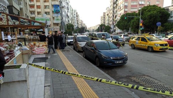 İzmir'de kadın cinayeti: Eski kocası tarafından iş yerinde öldürüldü - Sputnik Türkiye