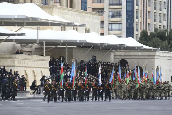 Tören alanına, 28 yılın ardından Şuşa şehrine dikilen ilk Azerbaycan bayrağı getirildi. Daha sonra 44 günlük savaşa katılan askeri birliklerin sancakları alanda görüldü. - Sputnik Türkiye