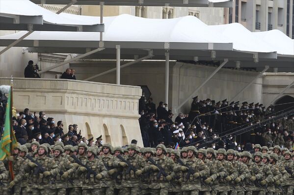 Cumhurbaşkanı Aliyev, tüm katılımcıları, savaşta kaybeden askerlerin anısına bir dakikalık saygı duruşuna davet etti. Erdoğan ve Aliyev, aynı anda Selam asker diyerek alandaki birlikleri selamladı, sonra eşleri ve birlikte kendilerine ayrılan yerde töreni izledi.  - Sputnik Türkiye