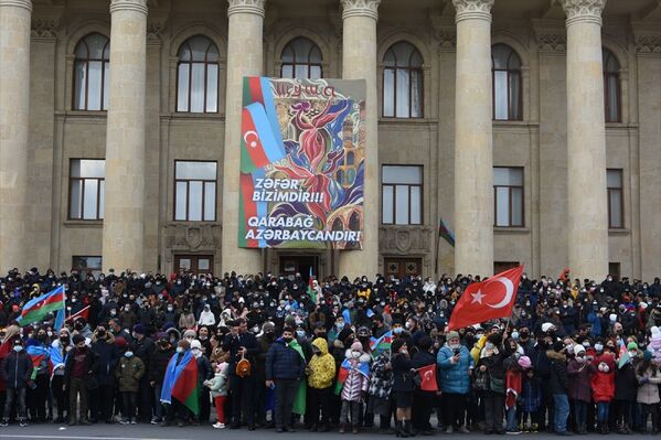 Binlerce Azerbaycanlı da ellerinde Türk ve Azerbaycan bayraklarıyla töreni izledi. Önlerinden geçen askerleri selamlayan vatandaşlar, Karabağ Azerbaycan'dır, Şehitler ölmez vatan bölünmez şeklinde sloganlar attı.  - Sputnik Türkiye