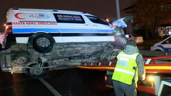 İstanbul'da hasta nakil ambulansı devrildi - Sputnik Türkiye