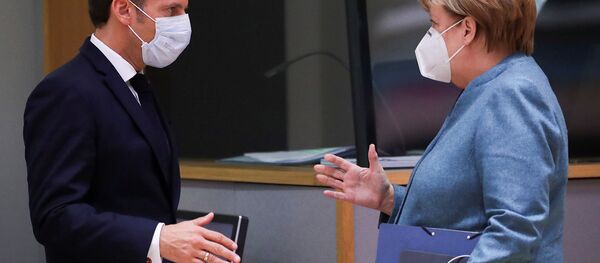 Fransa Cumhurbaşkanı Emmanuel Macron ile Almanya Başbakanı Angela Merkel, 15 Ekim 2020'deki AB zirvesinde tokalaşırken - Sputnik Türkiye