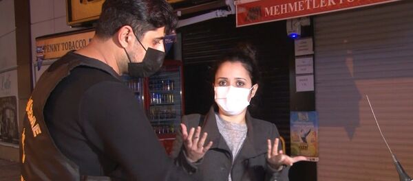 Koronavirüs tedbirleri kapsamında uygulanan 56 saatlik sokağa çıkma kısıtlaması tüm yurtta olduğu gibi İzmir'de de başladı.  - Sputnik Türkiye