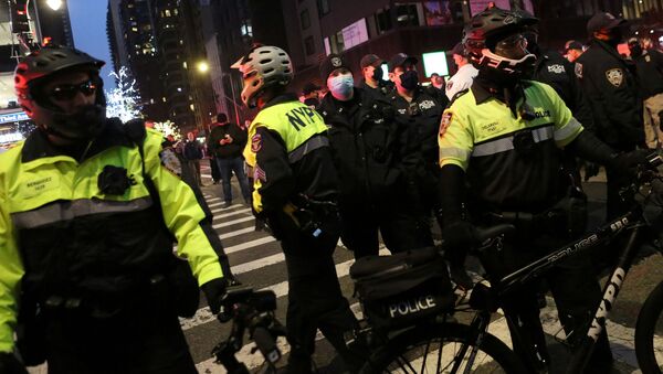 ABD basınında yer alan haberlere göre, New York'ta düzenlenen Siyahların Hayatı Değerlidir (BLM) gösterisine katılanların arasına giren bir aracın protestoculara çarpması sonucu en az 7 kişi yaralandı. - Sputnik Türkiye