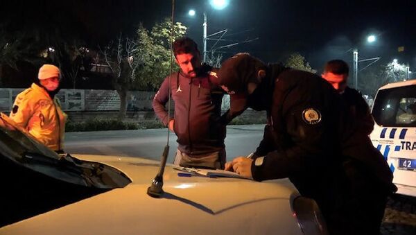 Kısıtlamayı ihlal eden kişiden, polise: İnşallah arabanız bozulur da benim tamirhaneye gelmezsiniz ağabey - Sputnik Türkiye