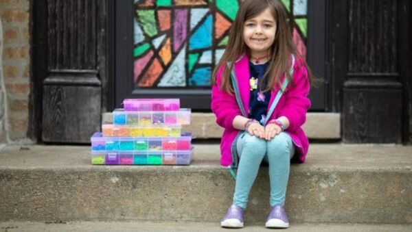 ABD'de 7 yaşındaki Hayley Orlinsky, renkli lastik bilezikler yaparak Chicago'daki Ann ve Robert H. Lurie Çocuk Hastanesi'ne 20 bin dolar (157 bin TL) bağış topladı. - Sputnik Türkiye