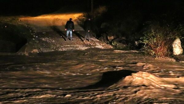 İzmir'de sel sularına kapılan araçtaki 5 kişiden ikisi kayboldu - Sputnik Türkiye