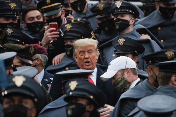 ABD Başkanı Donald Trump, 12 Aralık 2020’de West Point, New York’ta Michie Stadyumu’ndaki Ordu-Donanma futbol maçı sırasında West Point öğrencilerine katıldı.  - Sputnik Türkiye