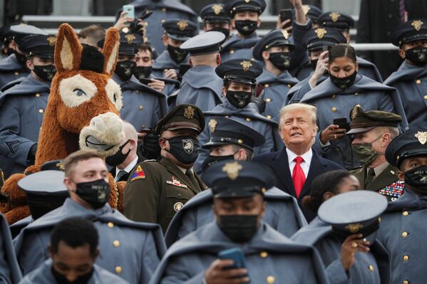 Trump, oyunun ilk çeyreğinde, Ordu’nun katır maskot kıyafetini giyen bir öğrencinin yakınında durduğu tribünlerdeyken maske taktı.  - Sputnik Türkiye