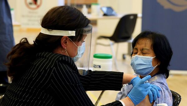 Ontario eyaletine bağlı Toronto kentinde bulunan Heath Network Üniversitesi’ne ulaştırılan 6 bin dozluk aşıdan ilk doz Rekei Bakım Merkezi’nde görevli sağlık çalışanı  Anita Quidangen'e yapıldı. - Sputnik Türkiye
