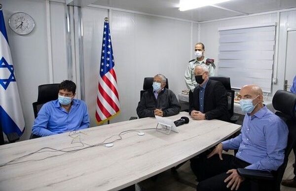 Aksaray'da hem sokağa çıkma kısıtlamasına uymayan, hem de alkollü araç kullanırken yakalanan ve polis memurunca sokağa çıkma kısıtlaması hatırlatılan alkollü sürücü, Bedelini ödeyeceğim dedi. Sürücüye 6 bin 666 TL ceza kesilerek ehliyetine 2 yıl el konuldu. - Sputnik Türkiye