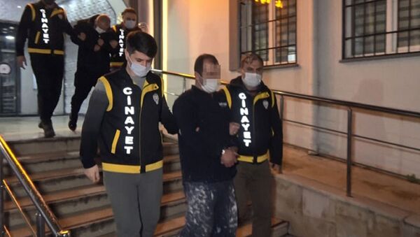 Bursa’da 3 kişinin ölümüyle sonuçlanan sahte içki olayının ardından tutuklanan Uğur Kökkoparan - Sputnik Türkiye