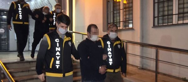 Bursa’da 3 kişinin ölümüyle sonuçlanan sahte içki olayının ardından tutuklanan Uğur Kökkoparan - Sputnik Türkiye