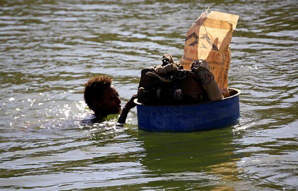 Etiyopya'daki çatışmalardan Sudan'a sığınmaya çalışanlar, nehri bidondan yapılma sallarla geçme mücadelesinde - Sputnik Türkiye