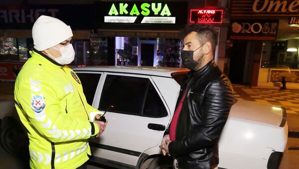 Aksaray’da sokağa çıkma yasağı sırasında ehliyetsiz araç kullanırken polise yakalanan sürücünün savunması pes dedirtti. Sürücü, “Zaten gündüz bindiğim yok arabaya. Sadece gece oluyor” diyerek kendini savundu. - Sputnik Türkiye