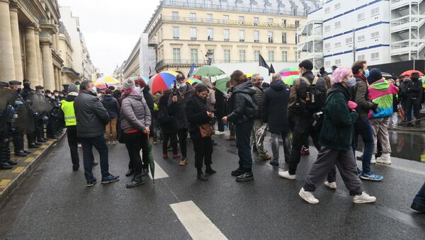 Fransa’da 18 Aralık Dünya Göçmenler Günü nedeniyle ülke genelinde kaçak işçiler için gösteriler düzenlendi. Başkent Paris’te düzenlenen gösteride yürüyen göstericilere Sarı Yelekliler'den destek geldi. - Sputnik Türkiye