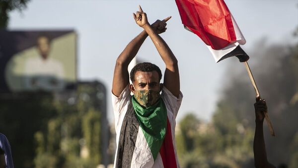 Sudan'ın devrik lideri Ömer el-Beşir’in 30 yıllık iktidarını sonlandıran kitlesel gösterilerin başladığı 19 Aralık 2018’deki halk hareketinin 2’nci yıl dönümünde başkent Hartum'da toplanan yüzlerce kişi, Abdullah Hamduk liderliğindeki geçiş hükümetini protesto etti. - Sputnik Türkiye