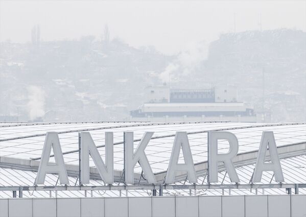 Ülke genelinde etkili olan soğuk hava yağışlı hava Ankara'da gece kendini kar yağışı olarak gösterdi.  - Sputnik Türkiye