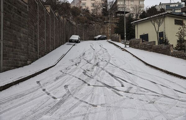 Kar yağışı nedeniyle sokaklar beyaza bürünürken sabah işleri için evlerinden çıkan sürücüler zor anlar yaşadı. - Sputnik Türkiye