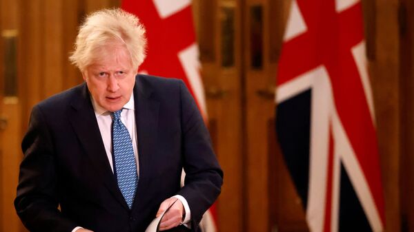 Başbakan Boris Johnson, AB ile Brexit ticaret anlaşmasını duyurduğu basın toplantısına gelirken - Sputnik Türkiye