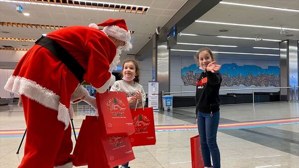 Sabiha Gökçen Havalimanı – Noel Baba – hediye –  - Sputnik Türkiye