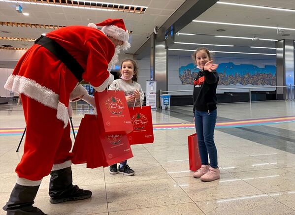 Terminal işletmecisi İSG ve Durfy Duty Free işbirliğinde yapılan hediye dağıtımına özellikle çocuklar büyük ilgi gösterdi.  - Sputnik Türkiye