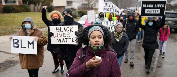 Polisin silahsız siyah yurttaş Andre Maurice Hill'i öldürdüğü mahallede Black Lives Matter (Siyah Yaşamlar Önemlidir) protestosu, Columbus, Ohio, ABD - Sputnik Türkiye
