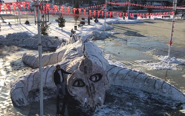 Edremit Belediyesi personelinin biriken karlardan yaptığı Van Gölü canavarı  - Sputnik Türkiye